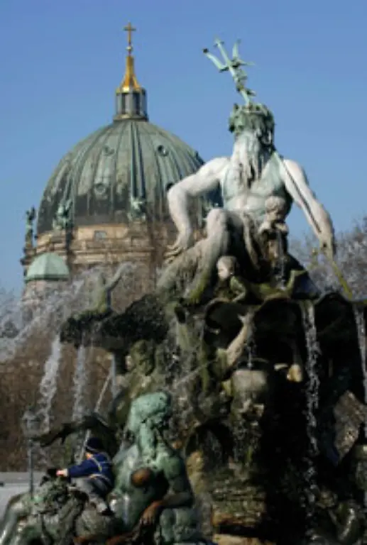 hinter-dem-S-Bahnhof-am-Fusse-des-Fernsehturms-aus-dem-Neptunbrunnen