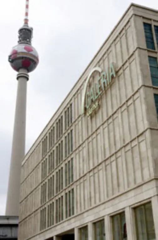 Gute-Figur-machen-auch-die-hellen-Fassaden-auf-dem-Alex