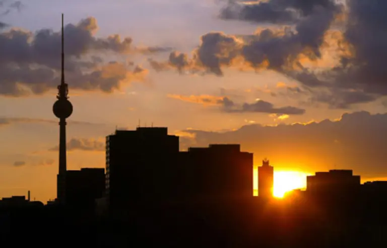Im-Plattenbau-residiert-mit-dem-Weekend-ein-Szeneclub-fuer-die-Nacht-Noch-im-Bau-ist-das-Einkaufszentrum-Alexa-mit-180-Laeden-und-17-Restaurants-das-im-Sommer-oeffnen-will