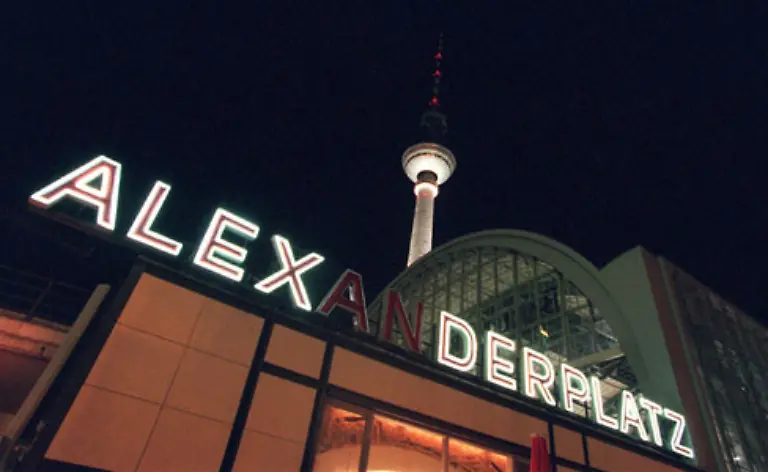 Der-Alexanderplatz-gilt-heute-als-der-mit-Abstand-monumentalste-innerstaedtische-Platz-in-Deutschland
