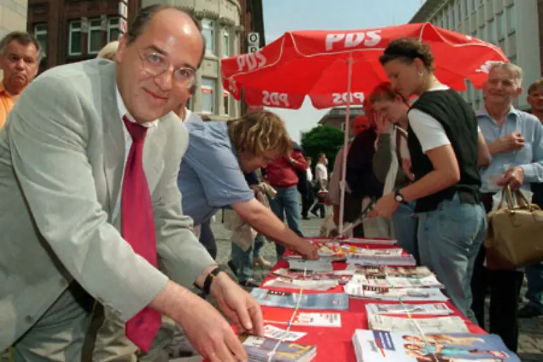 Kaum-hat-man-die-hierarchische-Stufe-des-Ortsverbandes-mit-Marktplatz-Wahlstand-und-lustigen-Luftballons-in-Richtung-Macht-uebersprungen-und