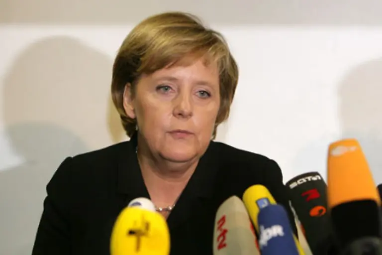 Permanent-halten-Journalisten-ihre-Mikros-hin-und-erwarten-Saetze-wie