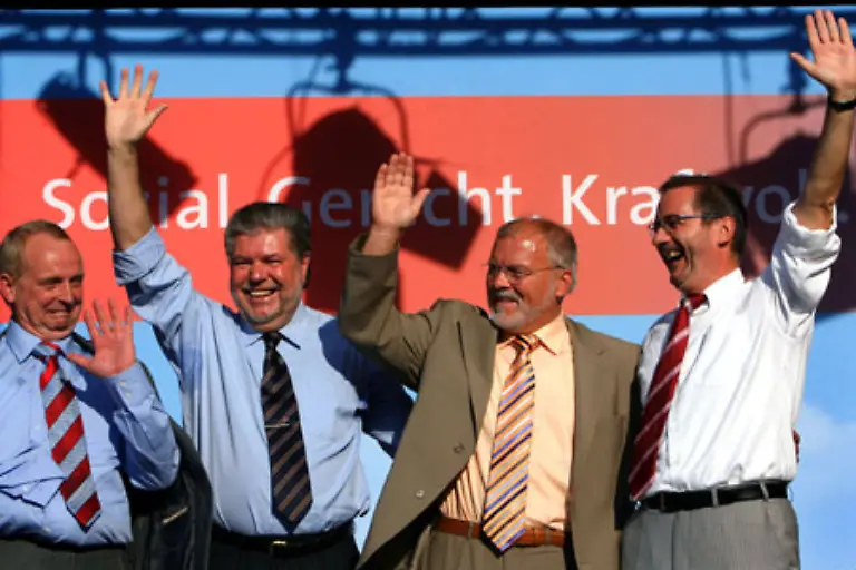 immer-und-ueberall-muss-man-winken-beachten-Sie-bitten-den-Mann-links-wie-sehr-er-sich-darueber-freut