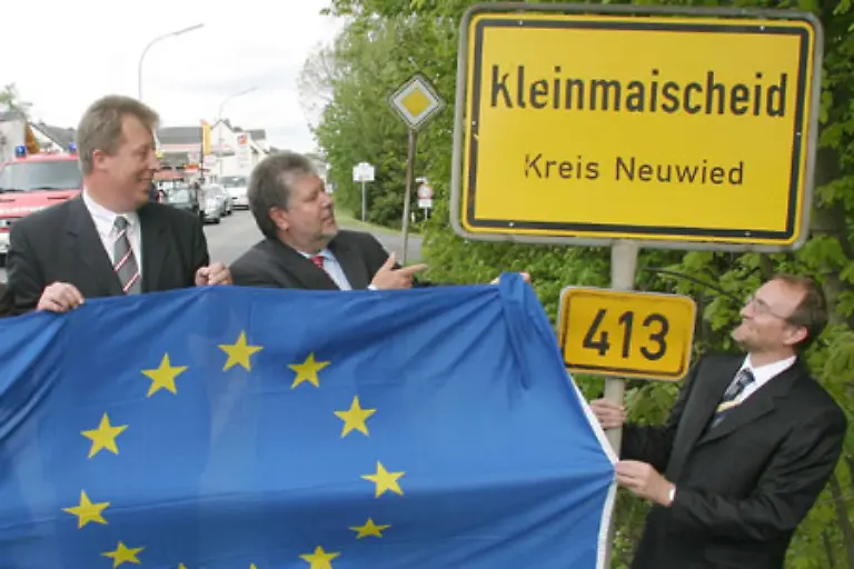 und-permanent-muss-man-die-grosse-weite-Welt-erklaeren-selbst-wenn-man-in-Kleinmaischeid-im-Kreis-Neuwied-an-der-B-413-steht