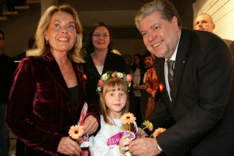 sich-3000-Mal-mit-Kindern-hat-fotografieren-lassen-und