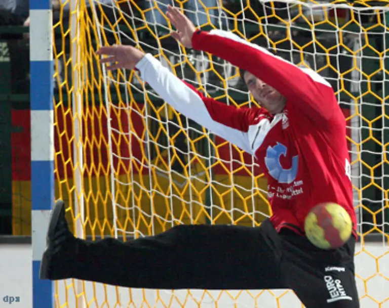 Besonders-in-den-kritischen-Situationen-wie-in-der-Schlussphase-gegen-Frankreich-29-26-als-der-Ex-Magdeburger-zwei-Siebenmeter-parierte-zeigte-sich-sein-wieder-gewonnenes-Selbstvertrauen