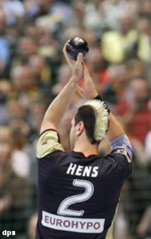 Zudem-bewies-der-2-03-Meter-grosse-Hens-in-einigen-Situationen-auch-sein-gutes-Auge-fuer-den-Kreislaeufer-wirkt-aber-gegen-offensive-Deckungen-gemessen-an-seiner-Groesse-immer-noch-nicht-robust-genug