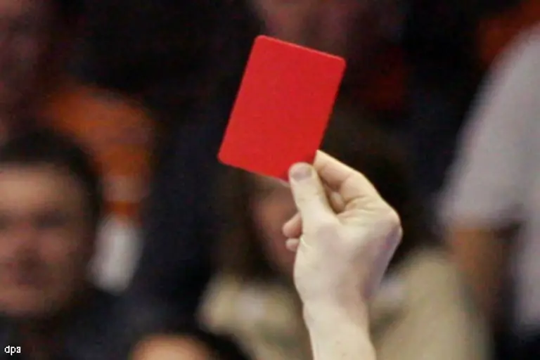 Laut-Statistik-zaehlt-das-gesamte-deutsche-Team-uebrigens-zu-den-unfairsten-Mannschaften-der-WM-In-der-Fairplay-Wertung-liegt-man-nur-auf-Platz-18-von-24-Teams