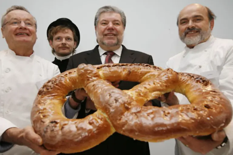 Man-lobt-das-heimische-Handwerk