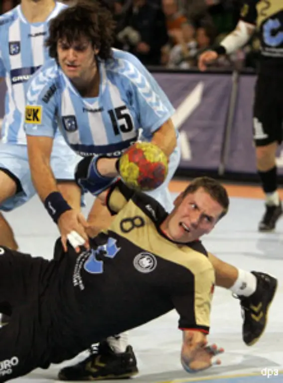 Basti-agiert-unauffaellig-aber-solide-ist-als-Kreislaeufer-aber-auch-auf-die-Anspiele-seiner-Mitspieler-angewiesen