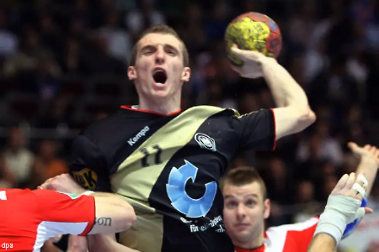 Holger-Glandorf-HSG-Nordhorn-23-18-Der-hoch-aufgeschossene-Linkshaender-ist-auf-der-halbrechten-Rueckraumposition-die-ideale-Ergaenzung-zum-unberechenbaren-Christian-Zeitz