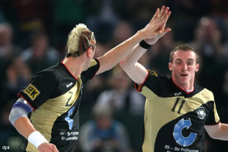 Nach-seiner-schweren-Gesichtsverletzung-mit-einem-gebrochenen-Jochbein-und-Bruechen-im-Augen-und-Stirnhoehlenbereich-spielt-der-Student-bislang-eine-gute-WM-Besonders-beim-Coup-gegen-Frankreich-ueberzeugte-er-mit-fuenf-Treffern