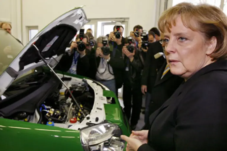 wissbegierig-Interessant-so-ein-Viertakter-mit-Rapsoel-Einspritzung-Jaja-Soso-Hmm