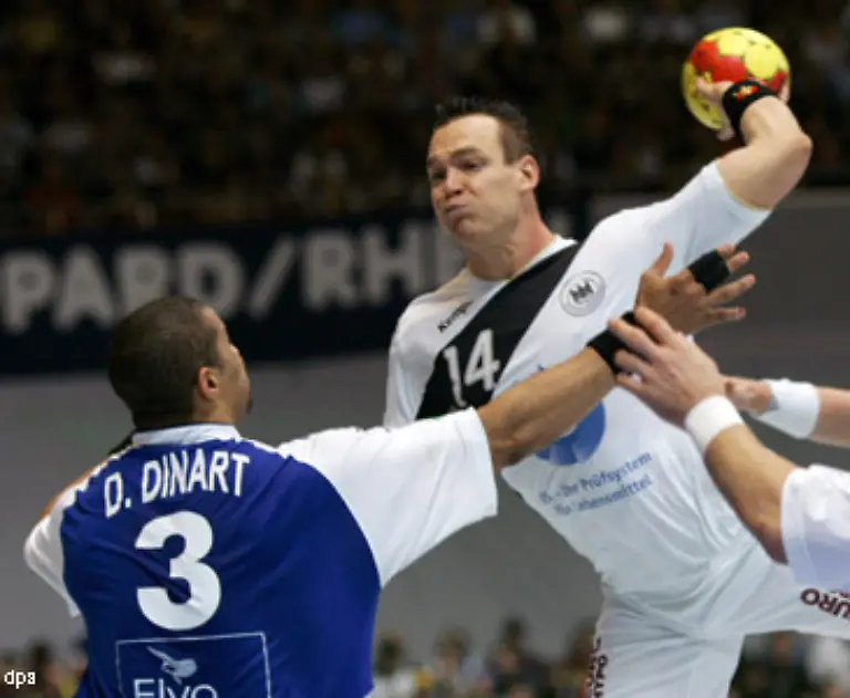 Christian-Zeitz-THW-Kiel-26-24-Am-eigenwilligen-Linkshaender-mit-dem-Hammerwurf-scheiden-sich-die-Geister