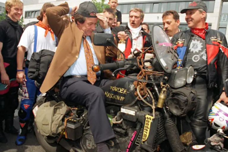 oder-beim-Biker-Treffen-erneut-die-Basis-gluecklich-machen-muss-Purer-Stress