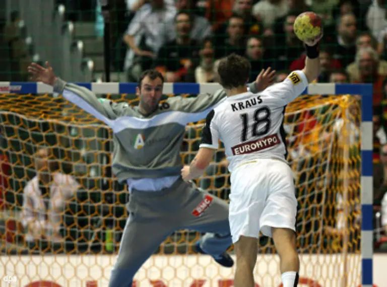 Im-Schluesselspiel-gegen-Frankreich-avancierte-Mimi-nach-dem-fruehen-Ausfall-von-Markus-Baur-mit-sieben-Treffern-vom-Bankdruecker-zum-Matchwinner-Ausgerechnet-gegen-die-wohl-beste-Deckung-der-Welt-legte-der-Goeppinger-Bravo-Boy-von-2000