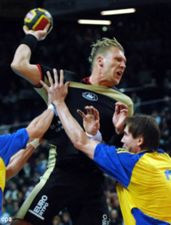 Lars-Kaufmann-HSG-Wetzlar-24-10-Der-bullige-Rueckraumspieler-sprang-als-einer-der-letzten-auf-den-WM-Zug-auf-Wirkt-bei-seinen-kurzen-Einsaetzen-bis-in-die-grosszuegig-gegelten-Haarspitzen-motiviert