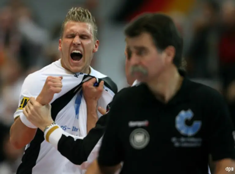 Doch-die-Nervositaet-ist-dem-Halblinken-bisweilen-noch-zu-deutlich-anzumerken-Zudem-ist-Kaufmann-manchmal-noch-zu-ungestuem-Dennoch-hat-der-kuenftige-Lemgoer-sein-Potenzial-als-Shooter-bereits-mehrmals-andeuten-koennen