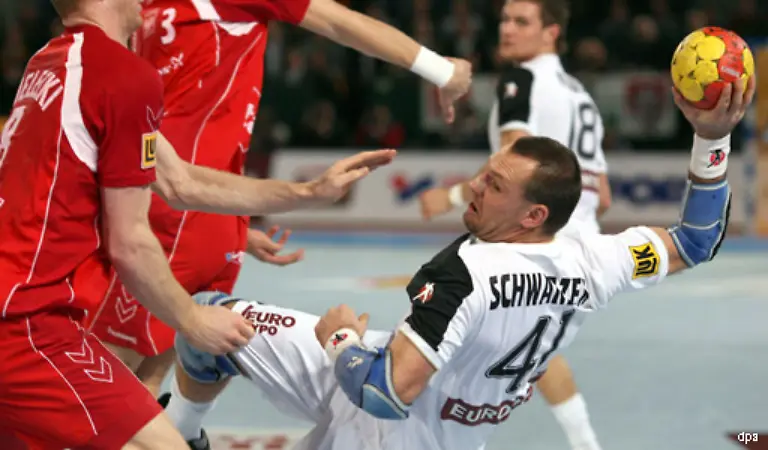 Auf-dem-Spielfeld-genuegt-der-in-einer-Nacht-und-Nebel-Aktion-nachnominierte-Blacky-sowohl-am-gegnerischen-Kreis-als-auch-im-Abwehrzentrum-noch-immer-hoechsten-internationalen-Anspruechen