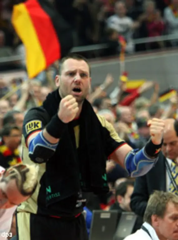 Abseits-des-Parketts-ist-der-Kumpel-von-Basketball-Star-Dirk-Nowitzki-der-grosse-Motivator-wenn-er-in-der-Kabine-und-bei-Auszeiten-das-Wort-ergreift