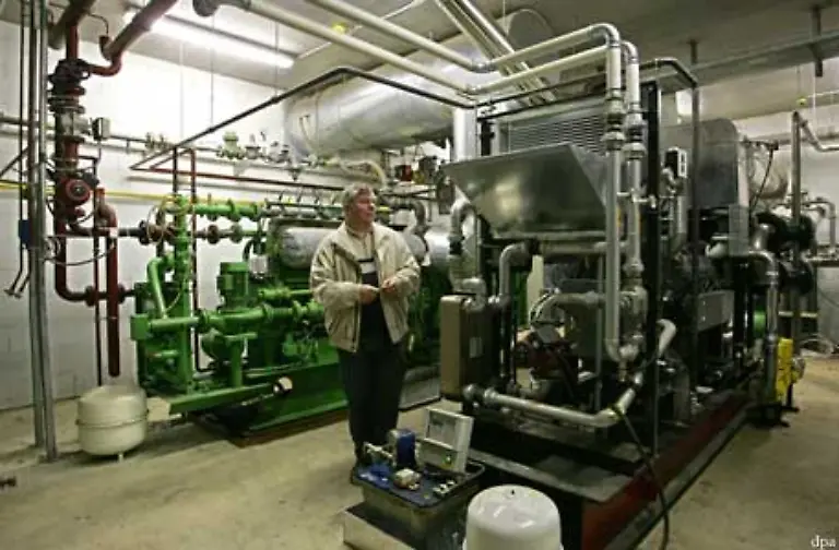 Ein-Motor-verbrennt-das-erzeugte-Biogas-und-treibt-einen-Generator-an-Die-elektrische-Energie-wird-ins-oeffentliche-Netz-eingespeist-bzw-teilweise-auch-dem-landwirtschaftlichen-Hof-abgetreten