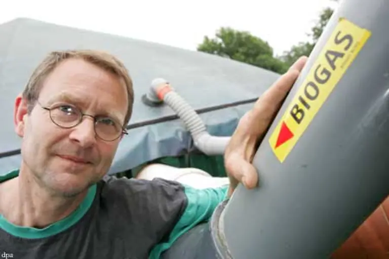 Alternativ-oder-kombiniert-kann-das-Biogas-aufbereitet-auf-Erdgas-Qualitaet-fuer-den-CO2-neutralen-Betrieb-von-Fahrzeugen-genutzt-sowie-ins-Erdgasnetz-eingespeist-werden