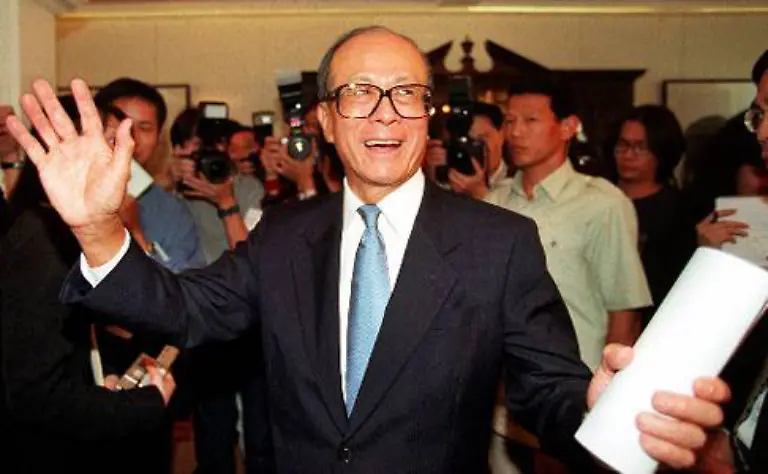 Mit-einem-Vermoegen-von-rund-19-Milliarden-Dollar-hat-es-der-Hongkong-Chinese-Li-Ka-shing-auf-Platz-Zehn-der-reichsten-Menschen-der-Welt-gebracht-Zu-seinem-Imperium-gehoert-unter-anderem-der-Telekom-Riese-Hutchison-Whampoa