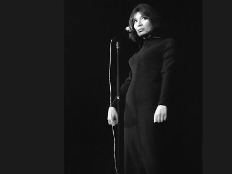 so-sass-Juliette-Grco-einst-20-Jahre-jung-auf-einem-zufaelligen-Foto-vor-der-Kirche-Saint-Germain-des-Prs