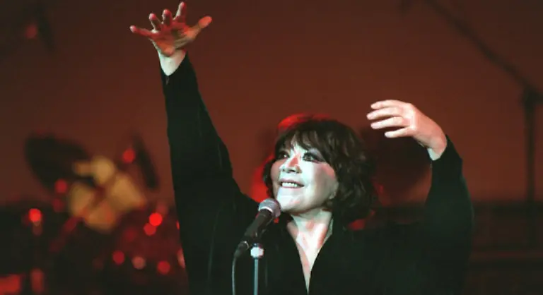 Die-zierliche-Diva-des-Chansons-und-lebende-Legende-in-Schwarz-die-jedes-Lied-mit-der-ihr-eigenen-Gestik-des-Koerpers-und-vor-allem-ihrer-Haende-betonte-hatte-ein-wechselhaftes-Schicksal-zu-bewaeltigen