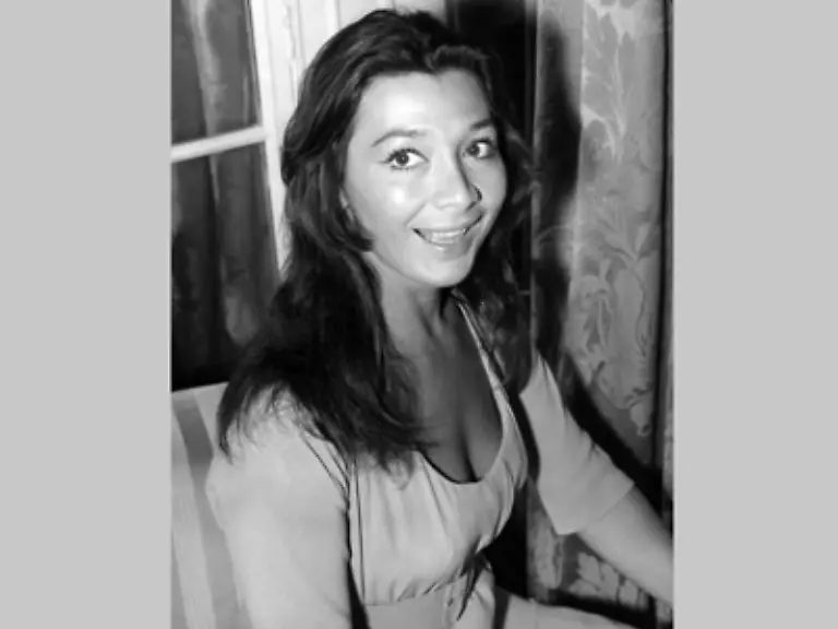 Zu-den-fruehen-Liebschaften-gehoerte-der-legendaere-schwarze-Jazz-Trompeter-Miles-Davis-Man-kann-sagen-dass-das-Liebe-auf-den-ersten-Blick-war-Obwohl-Miles-kein-Wort-Franzoesisch-sprach-und-sie-kein-Englisch-haben-wir-uns-extrem-gut-verstanden
