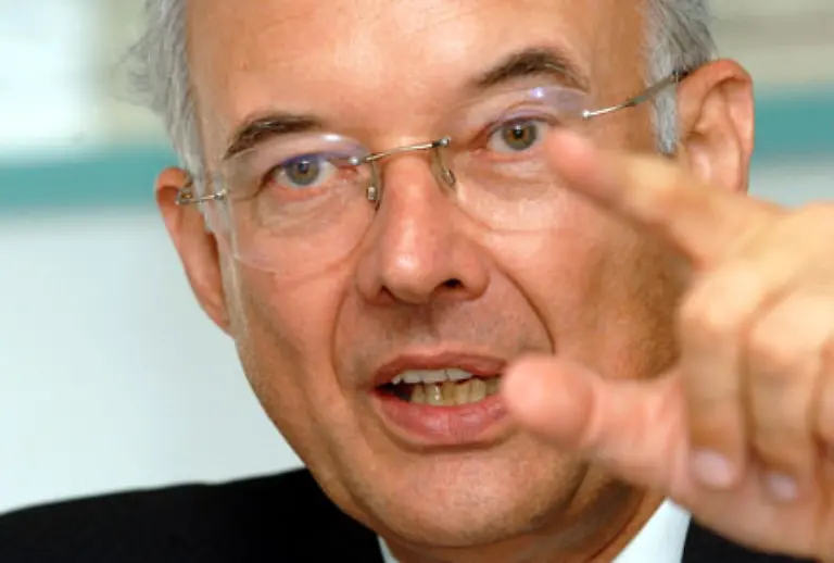 Als-Merkels-Schatten-Finanzminister-Paul-Kirchhof-eine-immer-weniger-gute-Figur-machte-wurde-Merz-von-Parteifreunden-gedraengt-in-die-Bresche-zu-springen-Offiziell-berufen-wurde-er-nicht