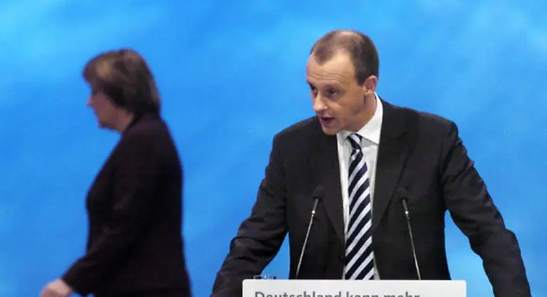 Geholfen-hat-es-nicht-Heute-ist-man-im-Umfeld-von-Bundeskanzlerin-Angela-Merkel-eher-davon-ueberzeugt-dass-die-Wahl-auch-wegen-der-sozial-und-wirtschaftspolitischen-Konzepte-von-Merz-und-Kirchhof-fuer-die-Union-so-bescheiden-ausging