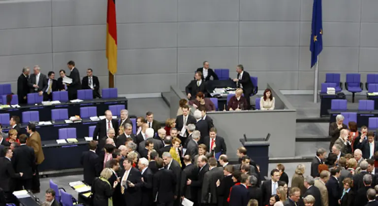 Gut-drei-Jahre-nach-dem-Leipziger-Parteitag-beschloss-der-Bundestag-nicht-die-Gesundheitspraemie-sondern-eine-Gesundheitsreform-die-Merz-fuer-verfassungsrechtlich-bedenklich-haelt