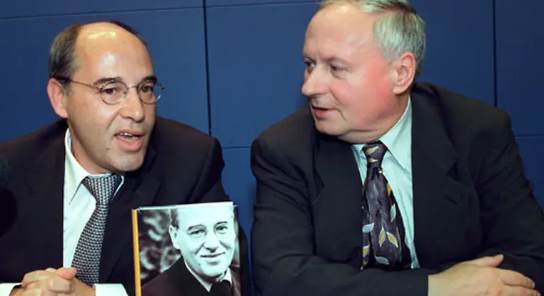 Die-Naehe-zur-PDS-war-offensichtlich-Zusammen-mit-Gregor-Gysi-sprach-er-ueber-das-Projekt-einer-gesamtdeutschen-Linken-im-September-2001-schlug-er-den-ostdeutschen-SPD-Landesverbaenden-vor-mit-der-PDS-zu-fusionieren