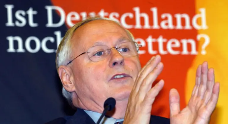 Noch-ist-Merz-sowohl-Abgeordneter-als-auch-Mitglied-der-CDU-Auch-Lafontaine-blieb-zunaechst-in-der-SPD-Erst-die-Hartz-IV-Proteste-brachten-den-dann-medienwirksam-inszenierten-Austritt-Bei-der-Bundestagswahl-2005-trat-er-fuer-das-Buendnis-aus-WASG-und-Linkspartei-PDS-an
