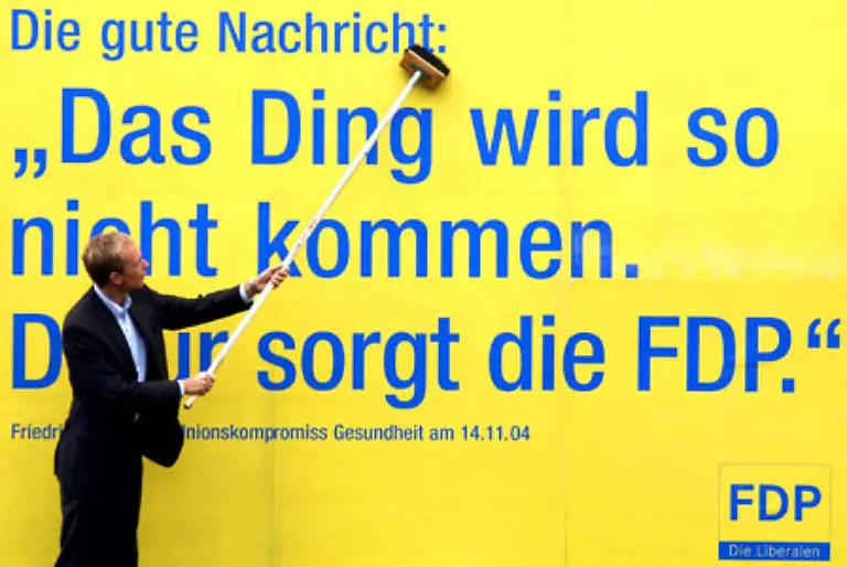 Heiner-Geissler-sieht-Merz-in-der-Mitte-der-FDP-Deren-Generalsekretaer-zeigte-sich-hoeflich-Herr-Merz-und-Guido-Westerwelle-kennen-sich-und-ihre-Telefonnummern-gut-Gemeinsame-Wahlkampferfahrung-hat-man-2004-zitierte-die-FPD-Merz-auf-einem-Wahlplakat