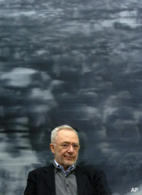 Mit-ihren-188-Exponaten-war-die-Ausstellung-die-groesste-die-dort-jemals-einem-lebenden-Kuenstler-gewidmet-wurde