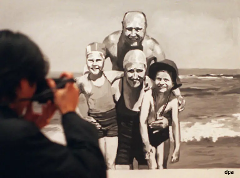 Richters-Werk-bewegt-sich-zu-einem-grossen-Teil-zwischen-Fotografie-und-Malerei-Der-Kuenstler-benutzt-Abbildungen-aus-Zeitungen-und-Illustrierten-als-Vorlage-fuer-Gemaelde
