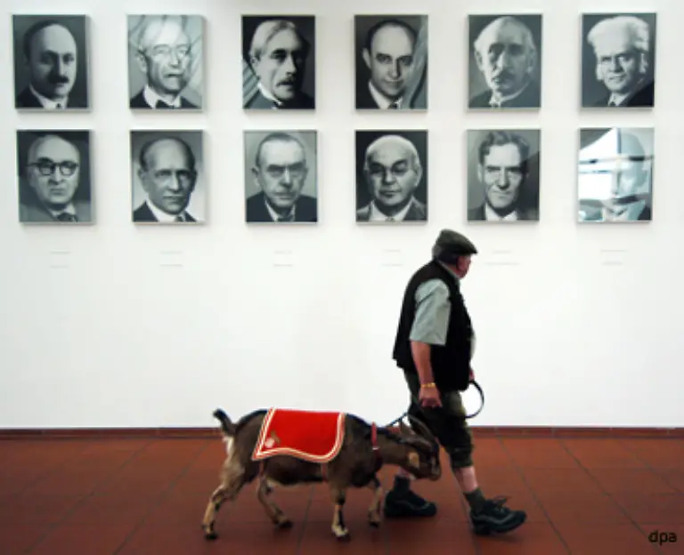 Mit-den-Gemaelden-nach-Fotos-spielt-er-die-Prioritaetsansprueche-von-Malerei-und-Fotografie-gegeneinander-aus-Diese-Auseinandersetzung-schloss-Richter-mit-einer-grossen-Serie-von-48-Portraets-von-Persoenlichkeiten