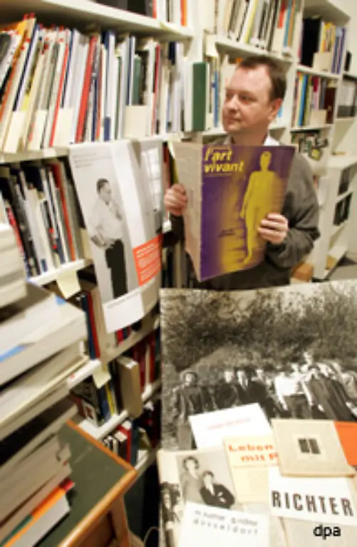 Das-Archiv-umfasst-mehrere-tausend-Objekte-Richters-vom-Foto-bis-zum-Kunstplakat-Ausgewaehlte-Stuecke-sollen-auch-fuer-die-Oeffentlichkeit-zugaenglich-gemacht-werden-Eine-erste-kleine-Schau-ist-zu-Richters-Geburtstag-geplant