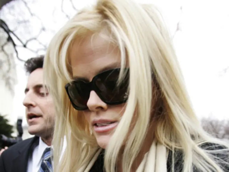 wo-die-langmaehnige-Blondine-in-zuechtigem-Schwarz-mit-Riesen-Sonnenbrille-einen-grossen-Auftritt-hatte
