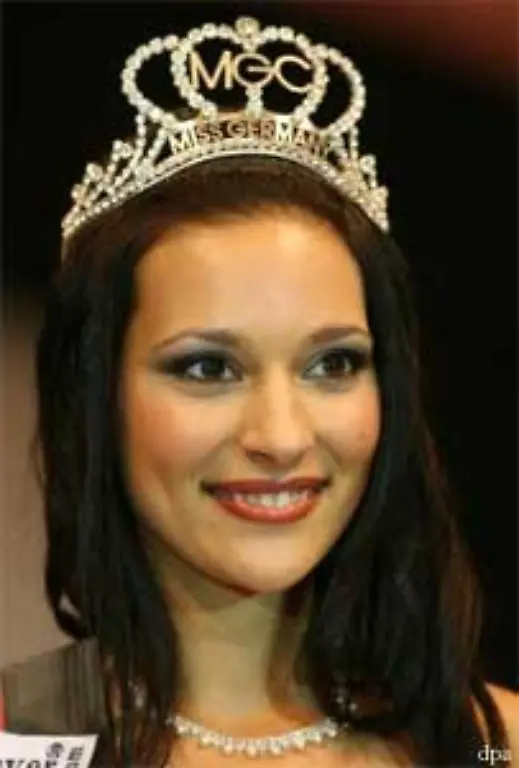 Von-der-Schulbank-auf-den-Laufsteg-Nelly-Marie-Bojahr-18-Jahre-alte-Schuelerin-aus-Kleinmachnow-in-Brandenburg-ist-zur-schoensten-Frau-Deutschlands-gekuert-worden