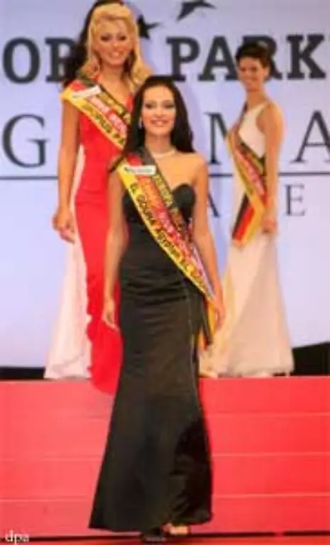 Fuer-ihren-Sieg-erhielt-Bojahr-neben-der-Krone-unter-anderem-einen-Sportwagen-sowie-Reisen-nach-Aegypten-und-Las-Vegas