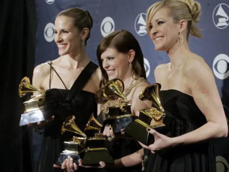 Die-Dixie-Chicks-Wegen-ihrer-Kritik-am-Irak-Krieg-und-Praesident-Bush-wurden-sie-jahrelang-von-vielen-US-Sendern-boykottiert-jetzt-wurden-die-Country-Huehner-Not-Ready-To-Make-Nice-quasi-rehabilitiert