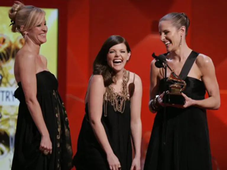 Bei-der-Verleihung-der-49-Grammy-Awards-in-Los-Angeles-durften-die-drei-Damen-fuenf-Preise-mitnehmen-darunter-auch-den-fuer-das-Beste-Album-Taking-the-Long-Way-gab-es-fuer-die-Dixie-Chicks-Saengerin-Natalie-Maines-war-uebergluecklich-Ich-bin-zum-ersten-Mal-in-meinem-Leben-sprachlos