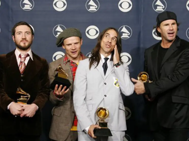 Er-hat-schliesslich-mit-seinen-Red-Hot-Chili-Peppers-drei-Grammys-ueberreicht-bekommen