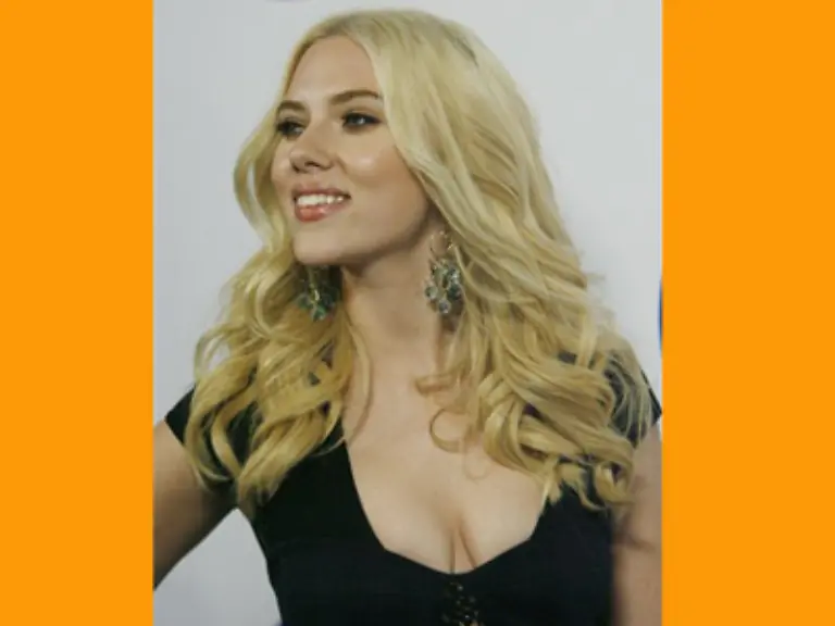 in-seinem-Video-zu-Sexy-Back-einen-heissen-Knutschauftritt-mit-ihm-hat