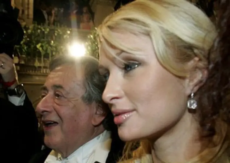 Sicher-ist-nur-Die-von-Bauloewe-Richard-Moertel-Lugner-engagierte-Paris-Hilton-stand-im-Mittelpunkt-des-Opernballs