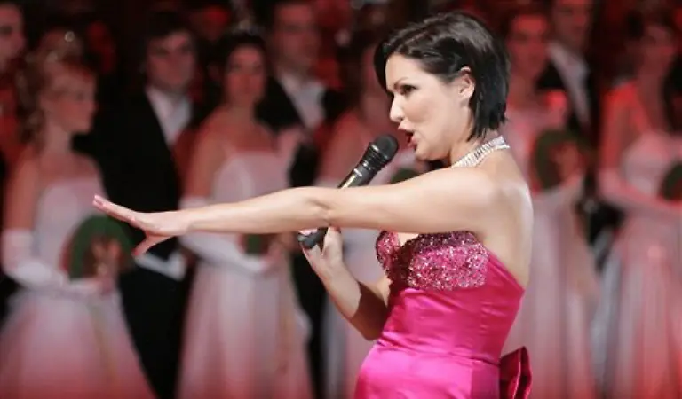 Er-hatte-die-russische-Opernsaengerin-Anna-Netrebko-eingeladen-die-im-Gegensatz-zu-der-Hotelerbin-ohne-Gage-kam