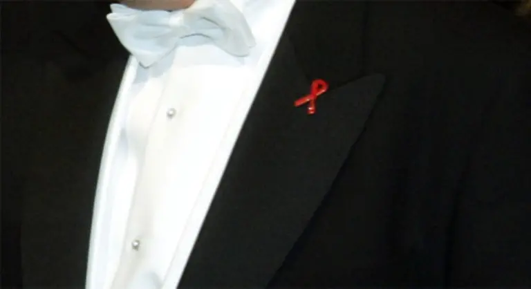 trug-er-die-rote-Schleife-der-internationalen-Aids-Hilfe-am-Revers
